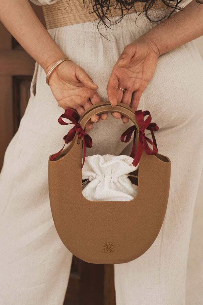 Bolso realizado con huesos de aceituna, OLIVA