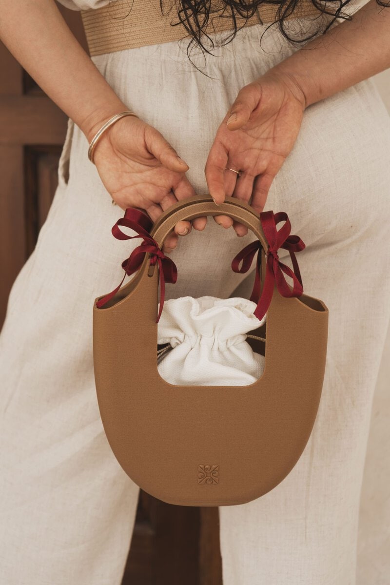 Bolso realizado con huesos de aceituna, OLIVA